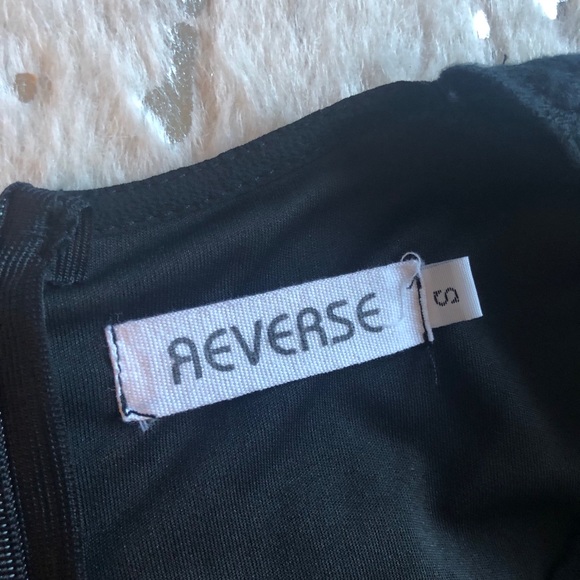 Reverse Black Deep-V romper with lace sleeves - Picture 7 of 8